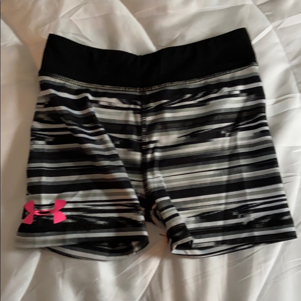 🌞Girls Under Armour heat gear size 5 short🌞